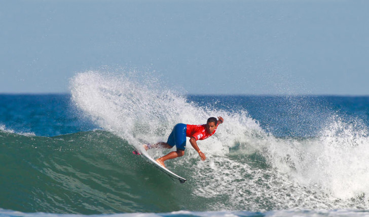 Pedro Henrique usou o seu backside para garantir a vitória no seu heat. Photo by WSL | Masurel