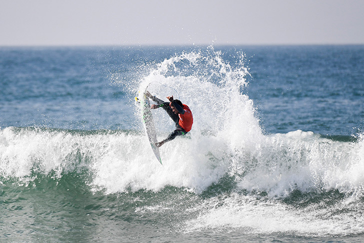 Adriano de Souza foi outra eliminação supresa, sucumbindo para . Photo by WSL | Rowland