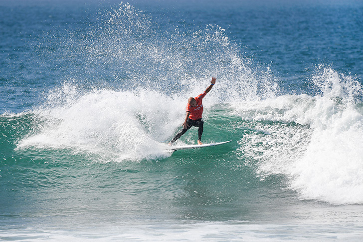 Slater foi o úncio top seed que sobreviveu à raiza deste dia! Photo by WSL | Kirstin