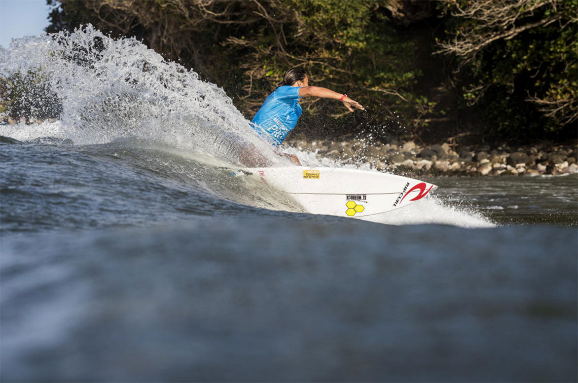 43414Miguel Blanco na fase man-on-man no Martinique Surf Pro | Teresa Bonvalot em 5º lugar.