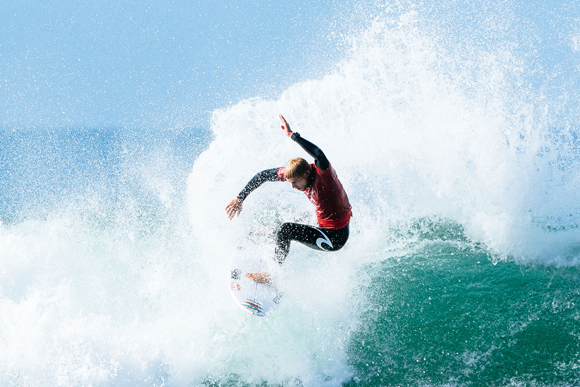 43600O novo autocolante no bico da prancha de Mick Fanning…