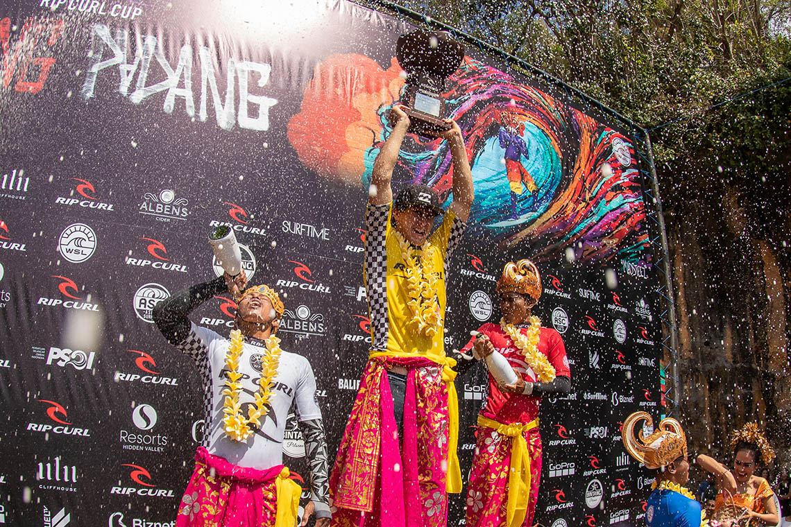 46087Jack Robinson “limpa” o Rip Curl Cup Padang Padang