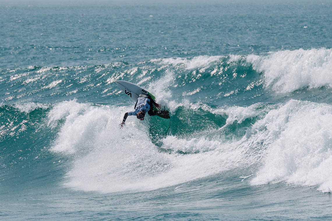 49906Melhores surfistas nacionais e Allianz angariam mais de meia tonelada de bens para Moçambique