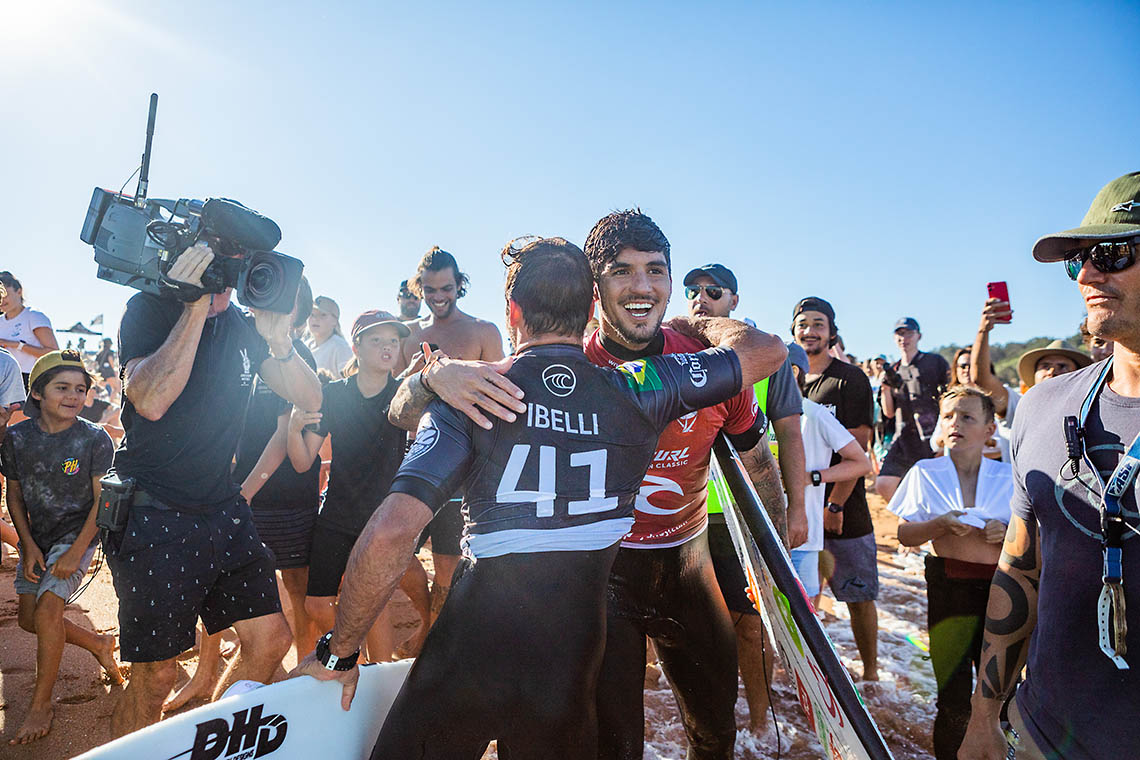 63465Saída de Medina do Billabong Pro Pipeline muda novamente as baterias