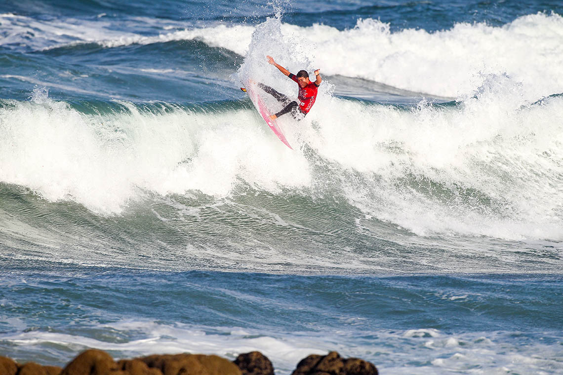 67513Surfistas portugueses recuperam no segundo dia do Junior Pro La Torche