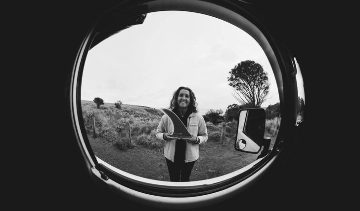 75708Izzy Henshall x Deflow Surf | Uma collab épica