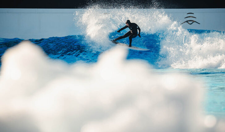 76274Janina Zeitler surfa na perfeição gelada de Hallbergmoos, Alemanha