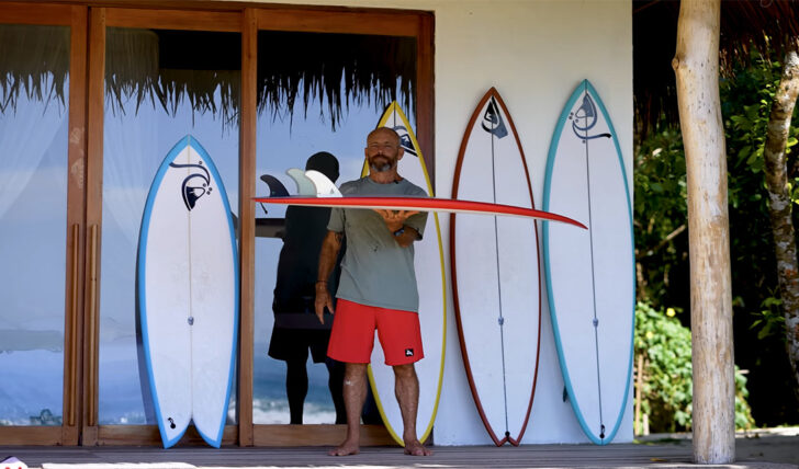 76458Tom Carroll e um quiver “clássico” na Indonésia