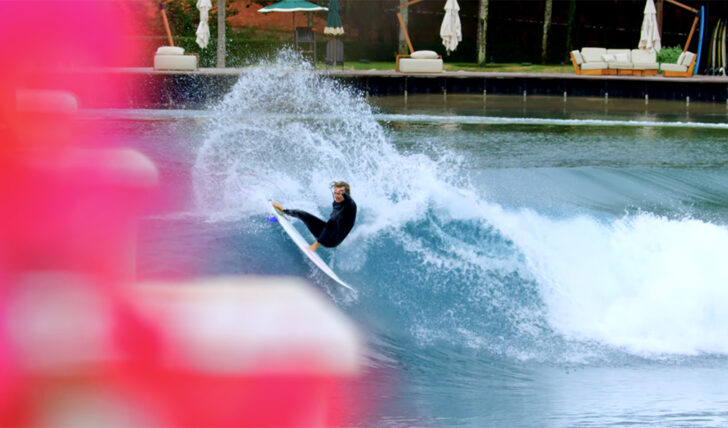 76901Stephanie Gilmore e Molly Picklum destroem uma piscina de ondas